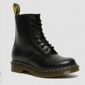Dr. Marten’s 1460 Women’s Smooth Leather Lace Up Boots! Great condition!
